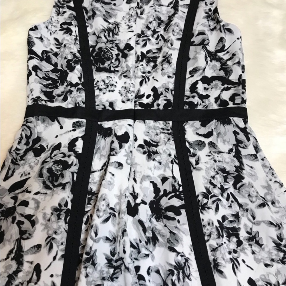 Woman’s dress - Picture 5 of 8
